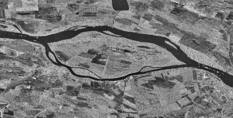 Sentinel-1A spots ships queuing along the Danube river near the Romanian town of Zimnicea